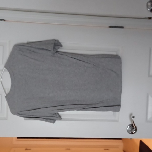 💙🌺Gray T-Shirt with American Flag Design - Picture 6 of 9